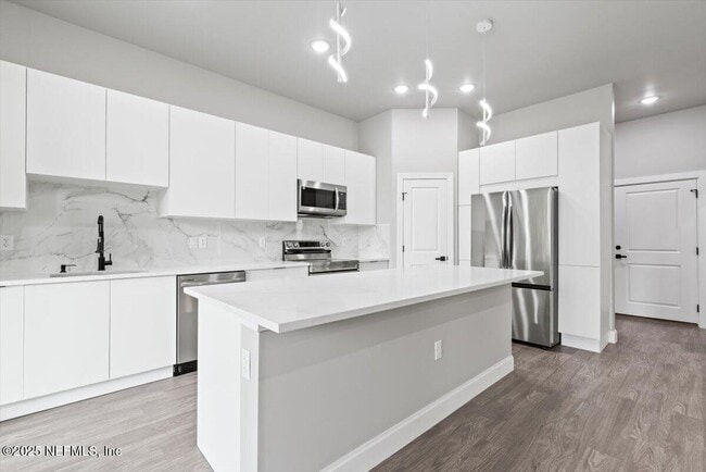 Building Photo - 5405 Heckscher Dr