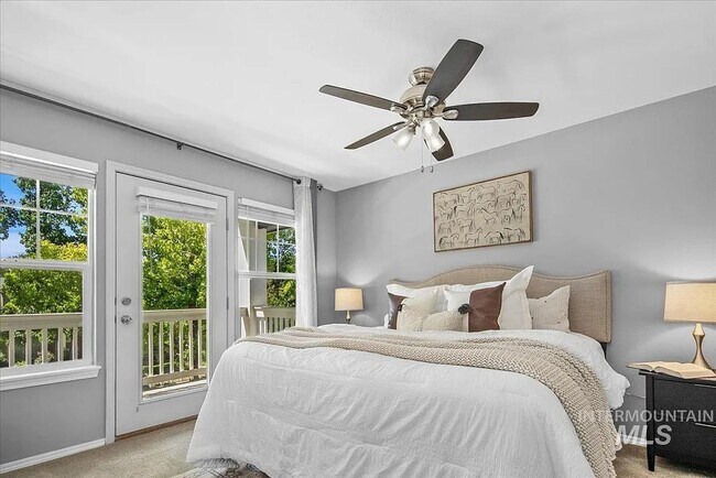 Building Photo - Charming 3 bedroom 2.5 bathroom in Desirable Area!