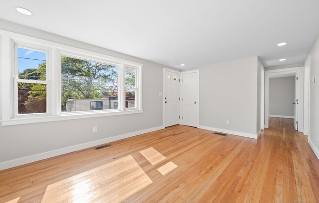 Building Photo - 21 Crestwood Ave