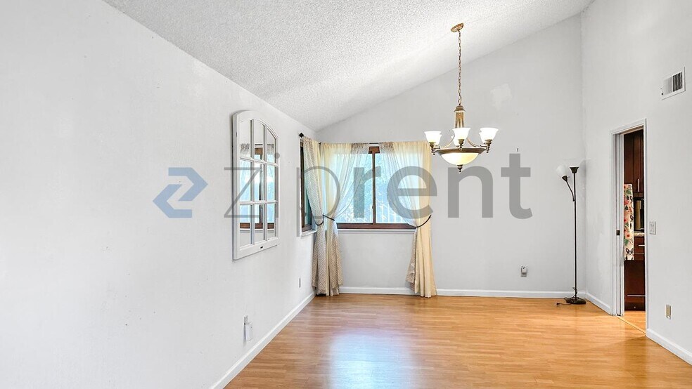 Building Photo - Unit