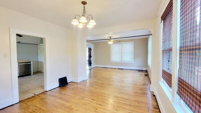 Building Photo - 305 Lyndhurst St