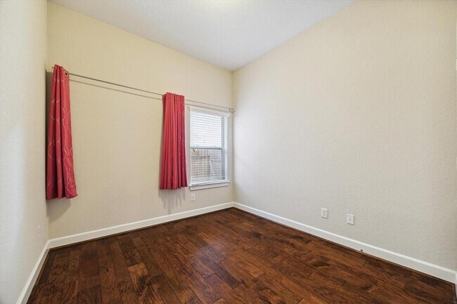 Building Photo - 910 Floriencia St
