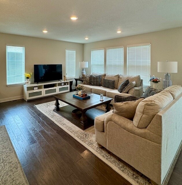 Building Photo - Large 4 Bedroom with Finished Basement - L...