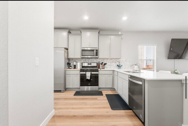 Building Photo - Charming 3BR 2BATH House in Commerce City