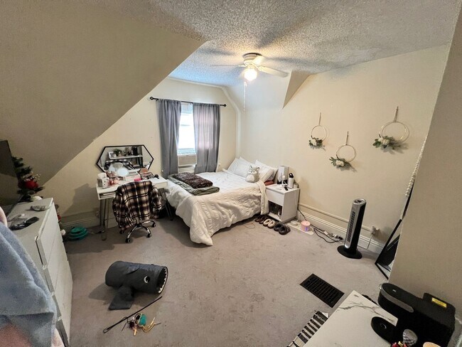 Building Photo - GREAT HOME - A MUST SEE!