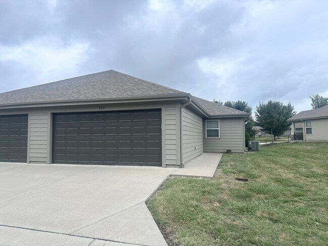 Building Photo - 522 SE Maple Dr