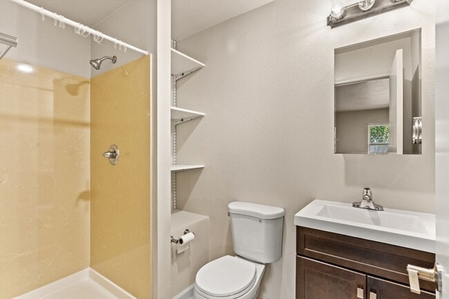 Building Photo - Beautiful Spacious 3 Bedroom Home w/ Brand...