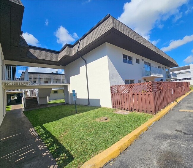 Building Photo - 8601 SW 94th St