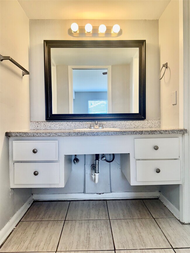 Building Photo - 2006 Sul Ross St