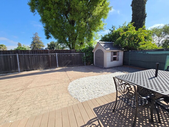 Building Photo - Beautifully Updated 4-Bedroom Home with Fo...