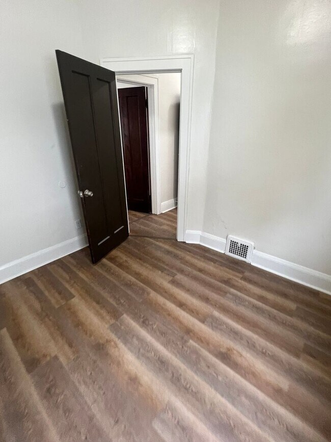 Building Photo - Charming 4-Bedroom Single-Family Home in C...