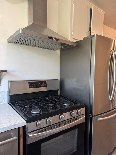 Building Photo - 1380 Masselin Ave