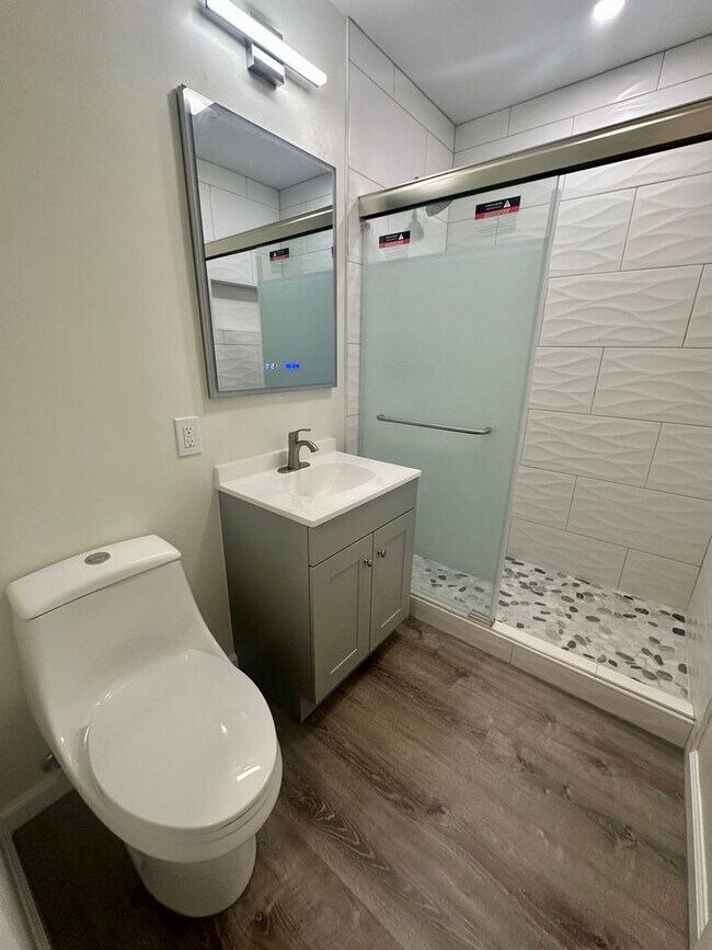 Building Photo - COMING SOON--Newly remodeled 2 bedroom 1 bath apartment 4 blocks from the beach