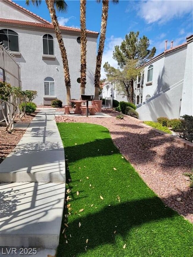 Building Photo - MISSION RIDGE SECOND-FLOOR CONDO!!