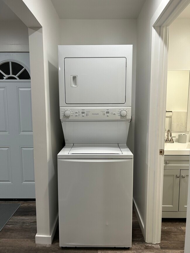 Washer and dryer - 5032 Lincoln Ave