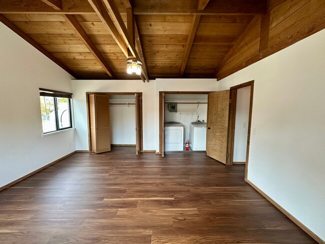 Building Photo - Cute 1 Bedroom Unit Close to Downtown