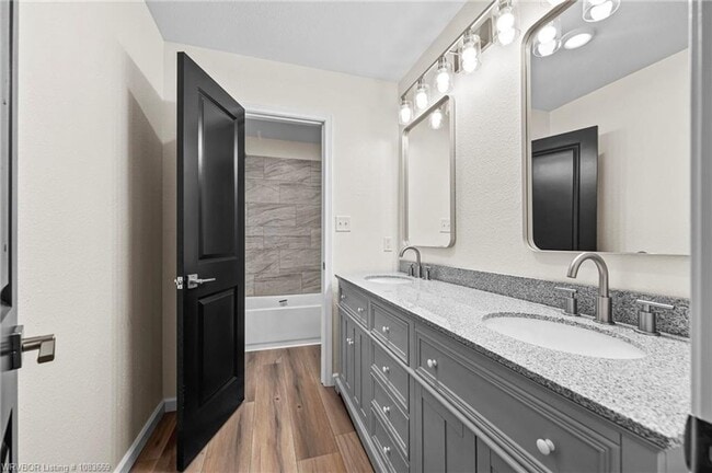 Building Photo - 4 bedroom Single Family home in Fianna Hils