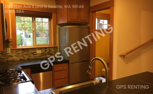 Building Photo - 2109 15th Ave S