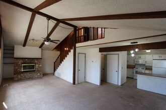 Building Photo - Eastside Country Club 3-Bed Townhome with Vaulted Ceilings
