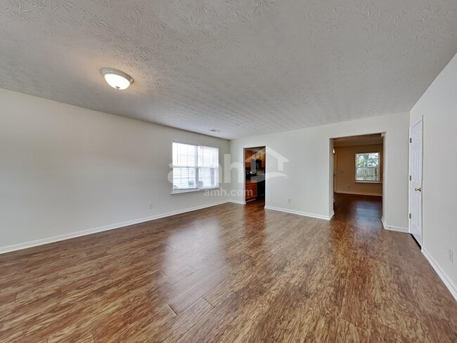 Building Photo - 307 Meadows Ln