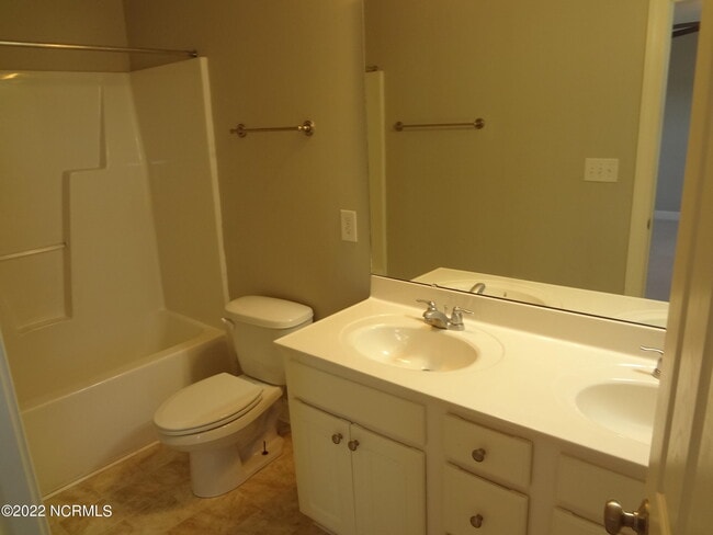 Building Photo - 205 S Pointe Dr