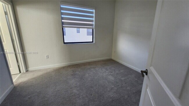Building Photo - 2645 SE 24th Ct