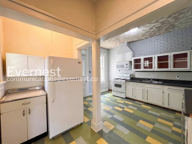 Building Photo - 2 Bed/1 Bath Home with Fenced Yard / Available Now!