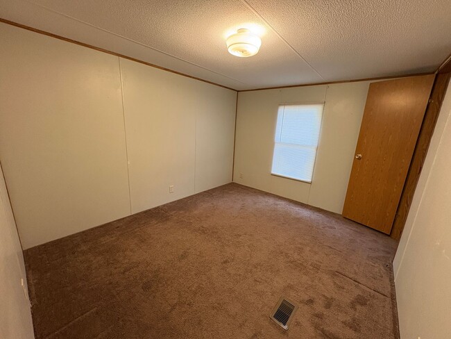 Building Photo - Spacious three bedroom, two bath singlewid...