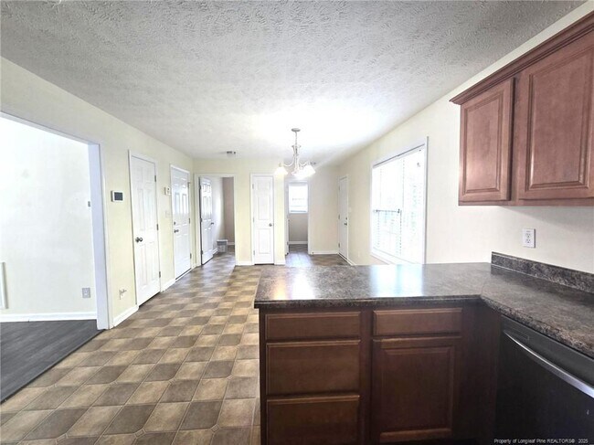 Building Photo - 410 Roundtree Dr