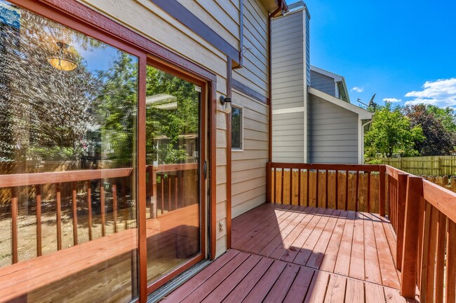 Building Photo - Beautifully Updated 3BR/2.5BA Home in Longmont – $300 Off First Month's Rent