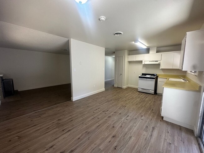 Building Photo - 1701 Ortega Dr