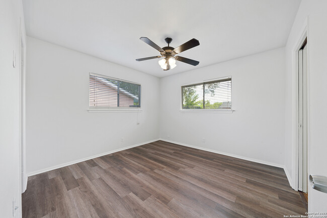 Building Photo - 4851 Castle Arms Dr