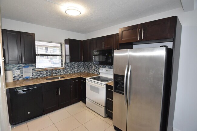 Building Photo - 21895 Lake Forest Cir