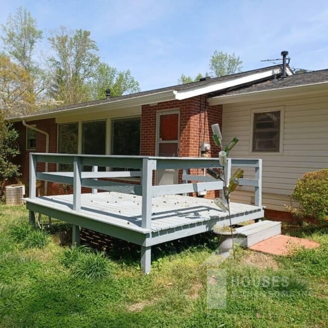 Building Photo - 136 Forest Hills Dr