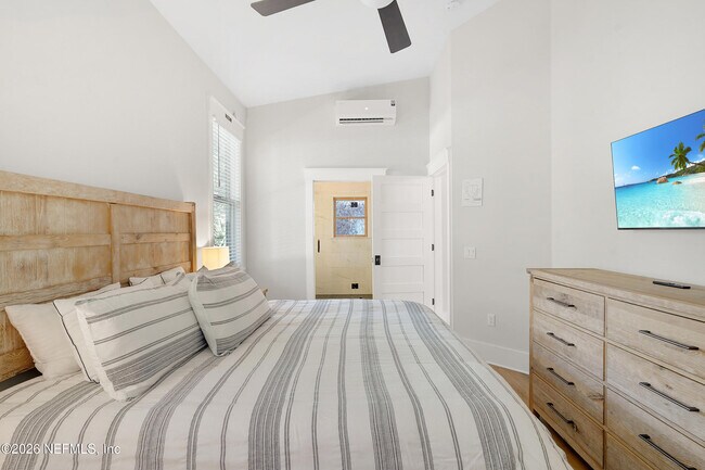 Building Photo - 290 St George St