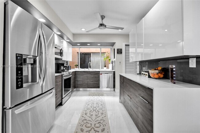 Building Photo - 9179 Fontainebleau Blvd