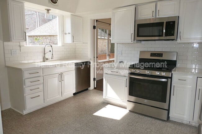 Building Photo - 3246 Conkling Pl W