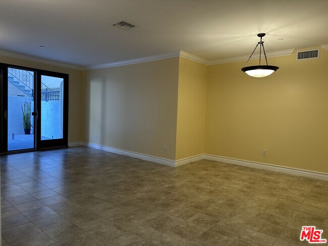 Building Photo - 122 N Clark Dr