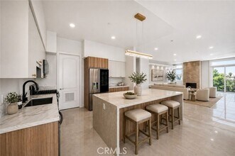 Building Photo - 401 N Serrano Ave