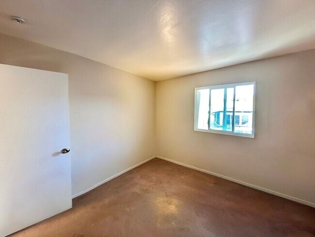 Building Photo - 5730 Bayview Ave