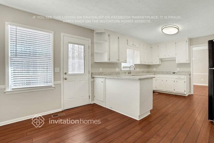 Building Photo - 4885 Cove St