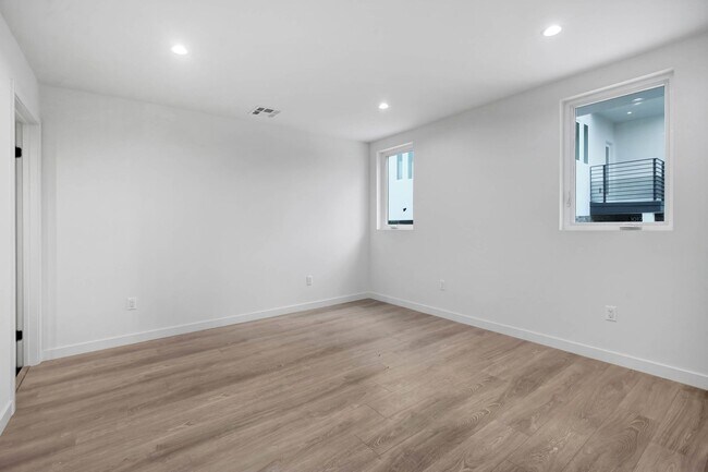 Building Photo - 5 Bedroom / 4 bathroom Fully Detached Townhouse in Echo Park with Private Garage