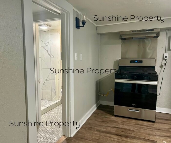 Kitchen and bathroom - 1125 Manitou Ave