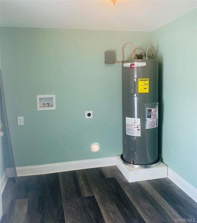 Building Photo - 2048 Midway St