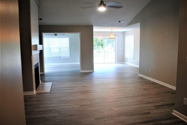 Building Photo - Pawleys Retreat