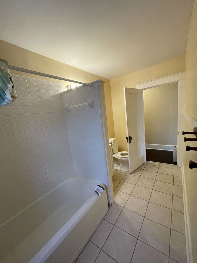 Building Photo - 416 Pearl St