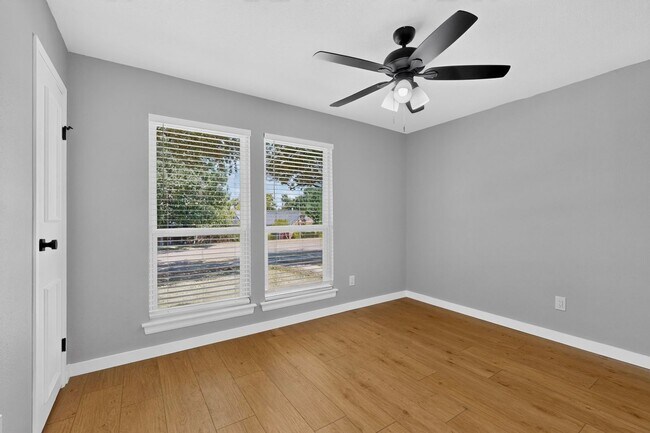 Building Photo - 215 Aspenway Dr