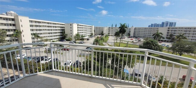 Building Photo - 18031 Biscayne Blvd