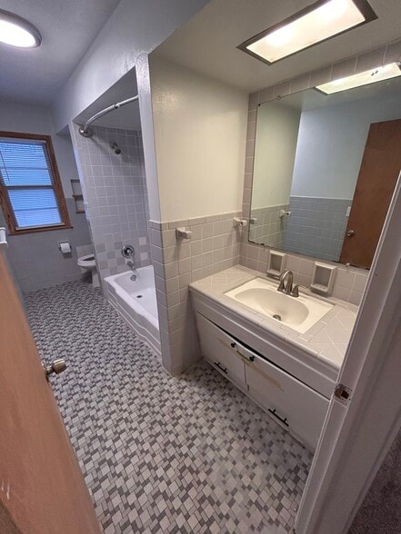 Clean bathroom – tile & tub - 4563 N 73rd St