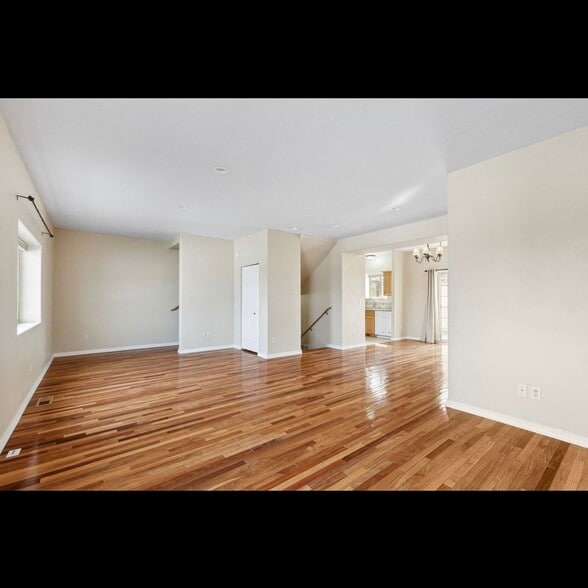 Building Photo - 825 Crestmont Way